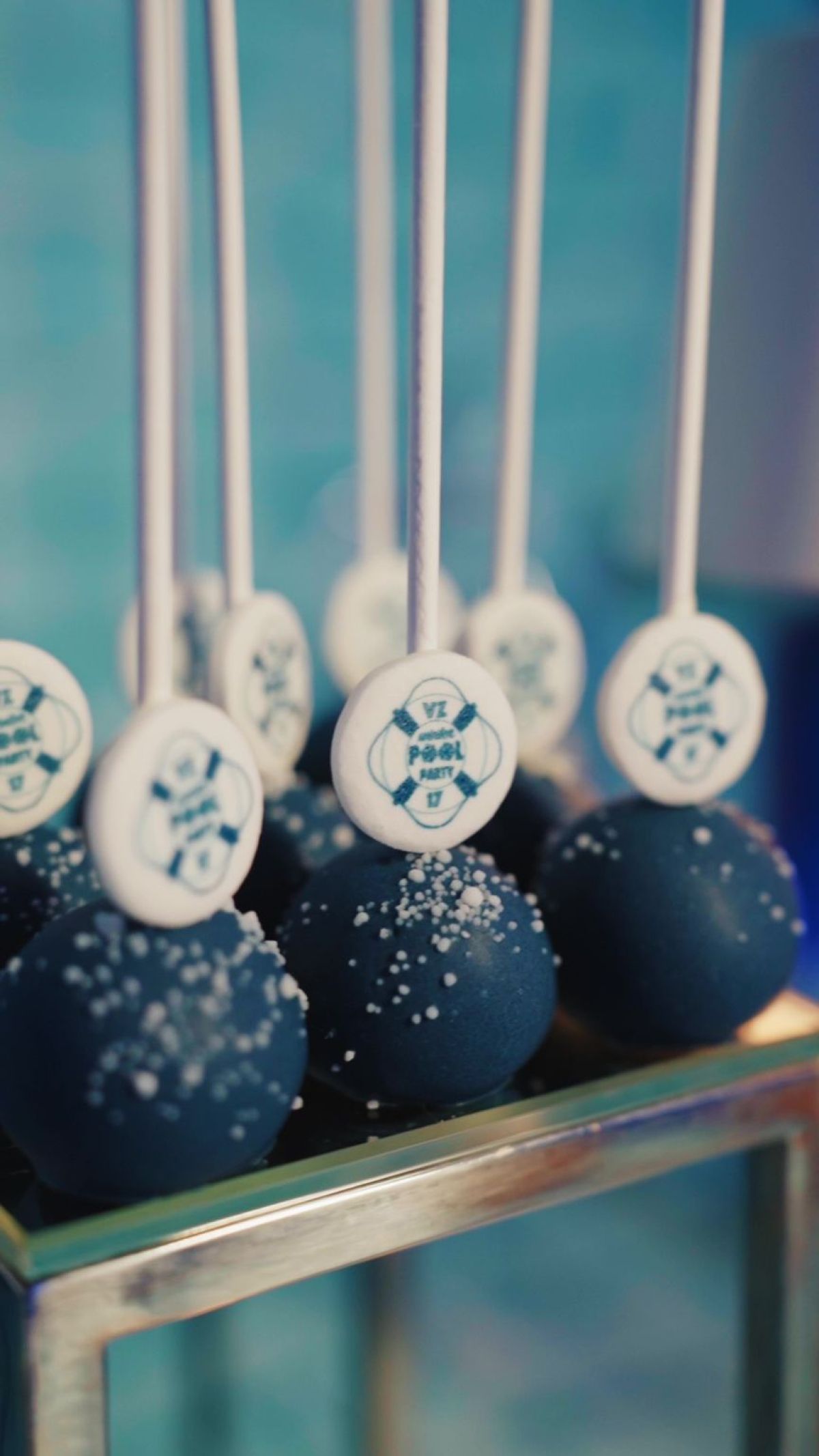 Vassoio di pop cakes con logo della festa di compleanno in winter pool villa privata