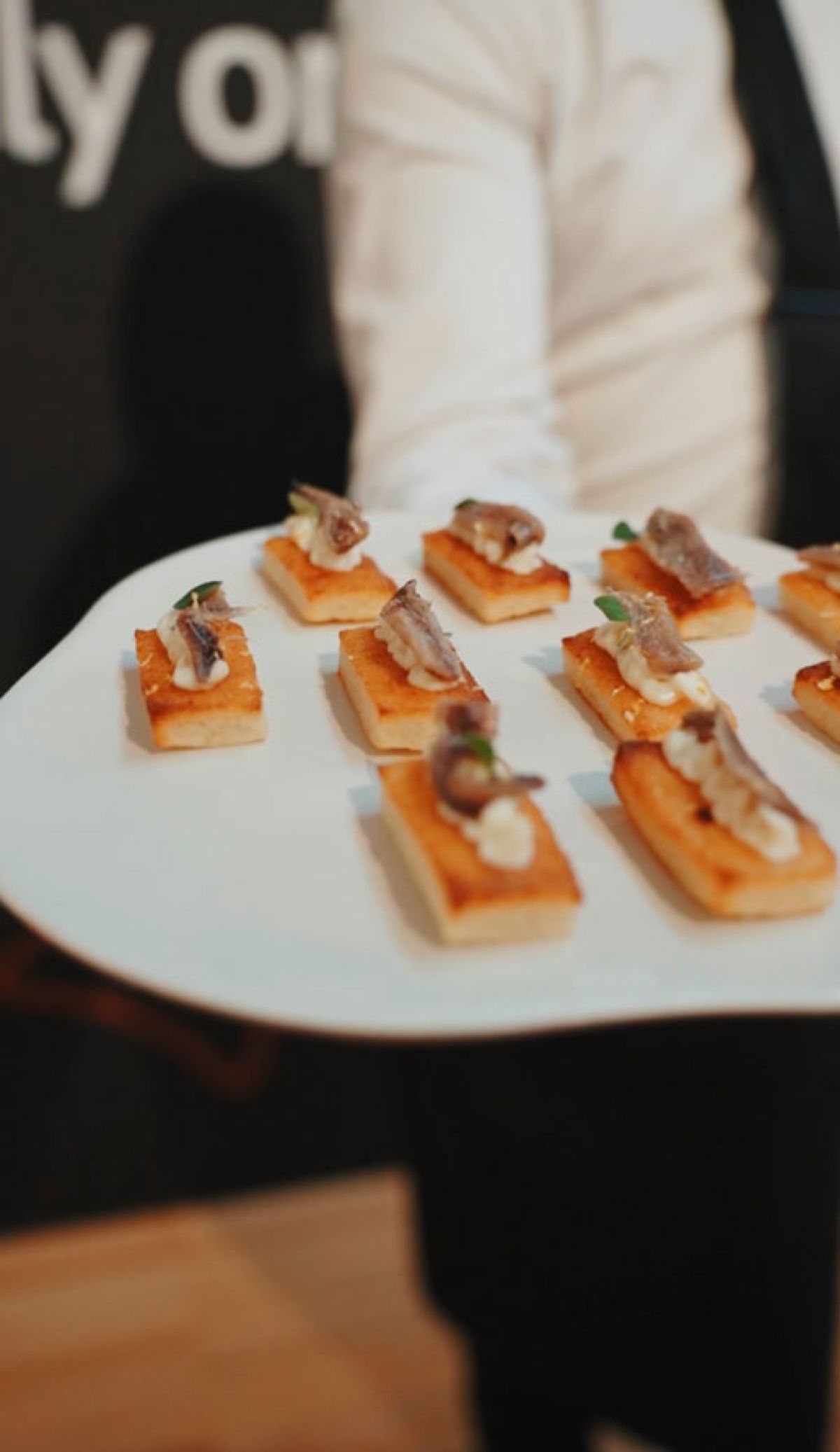 Cameriere serve finger food al cocktail per festa 20 anni di l'ho visto su YouTube Zeta Eventi Milano
