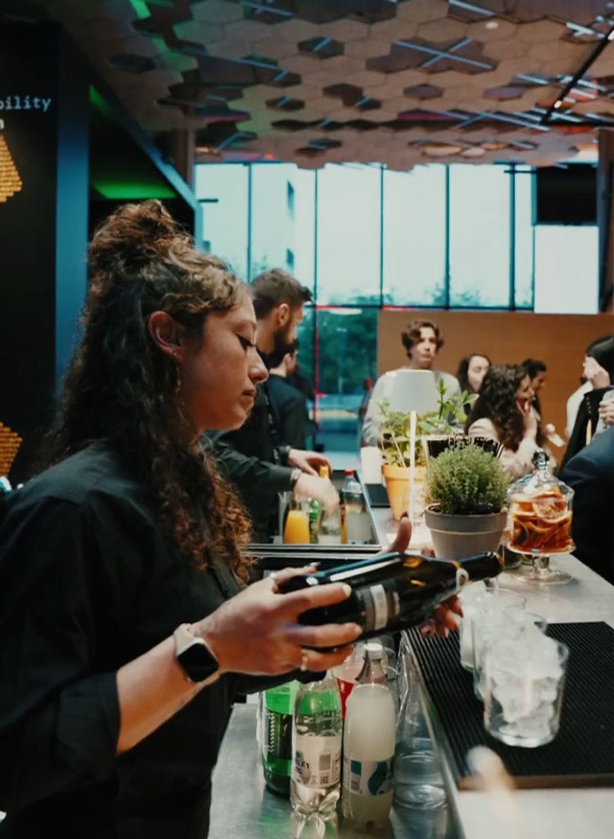 Una bartender prepara cocktail all'open bar di Zeta Eventi per il Google Cloud Summit