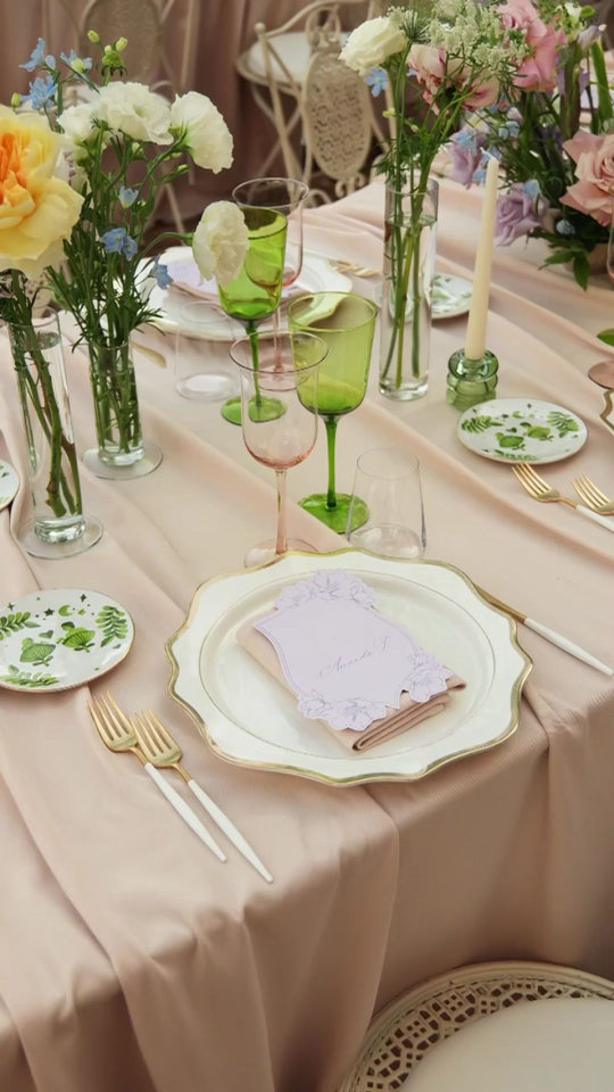 Mise en place ospite toni pastello con fiori e bicchieri verde acido per dinner placè  in terrazza di Zeta Eventi Milano per matrimonio a Villa Calchi Merate Lecco