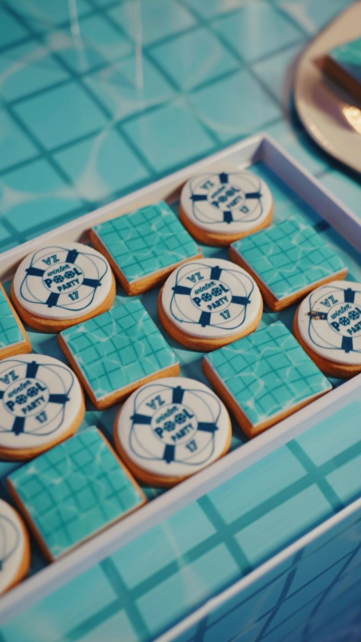 Vassoio di food gadget con logo della festa di compleanno in piscina d’inverno villa privata