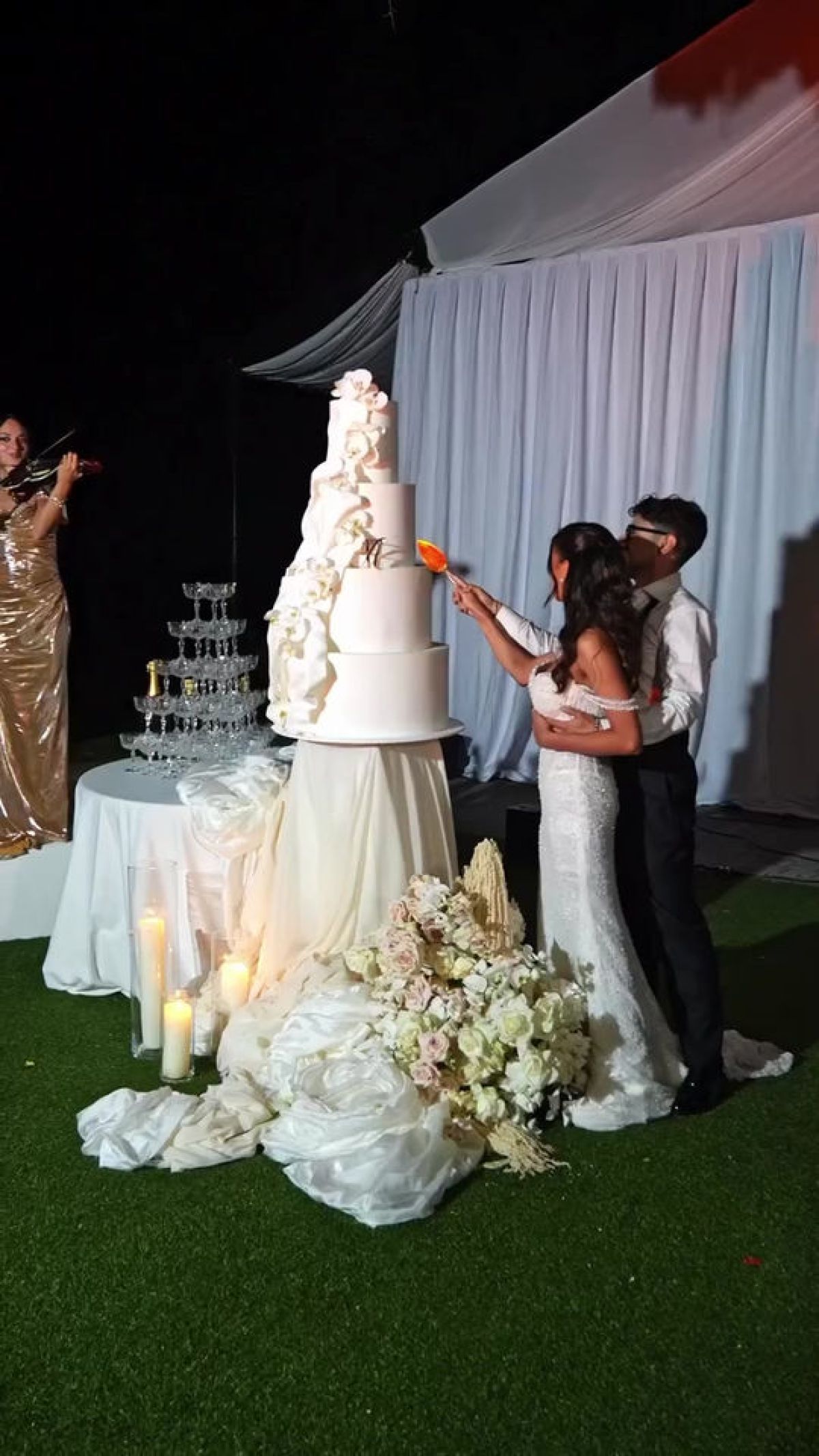 Sposi al taglio della wedding cake allestita da Zeta Eventi Milano