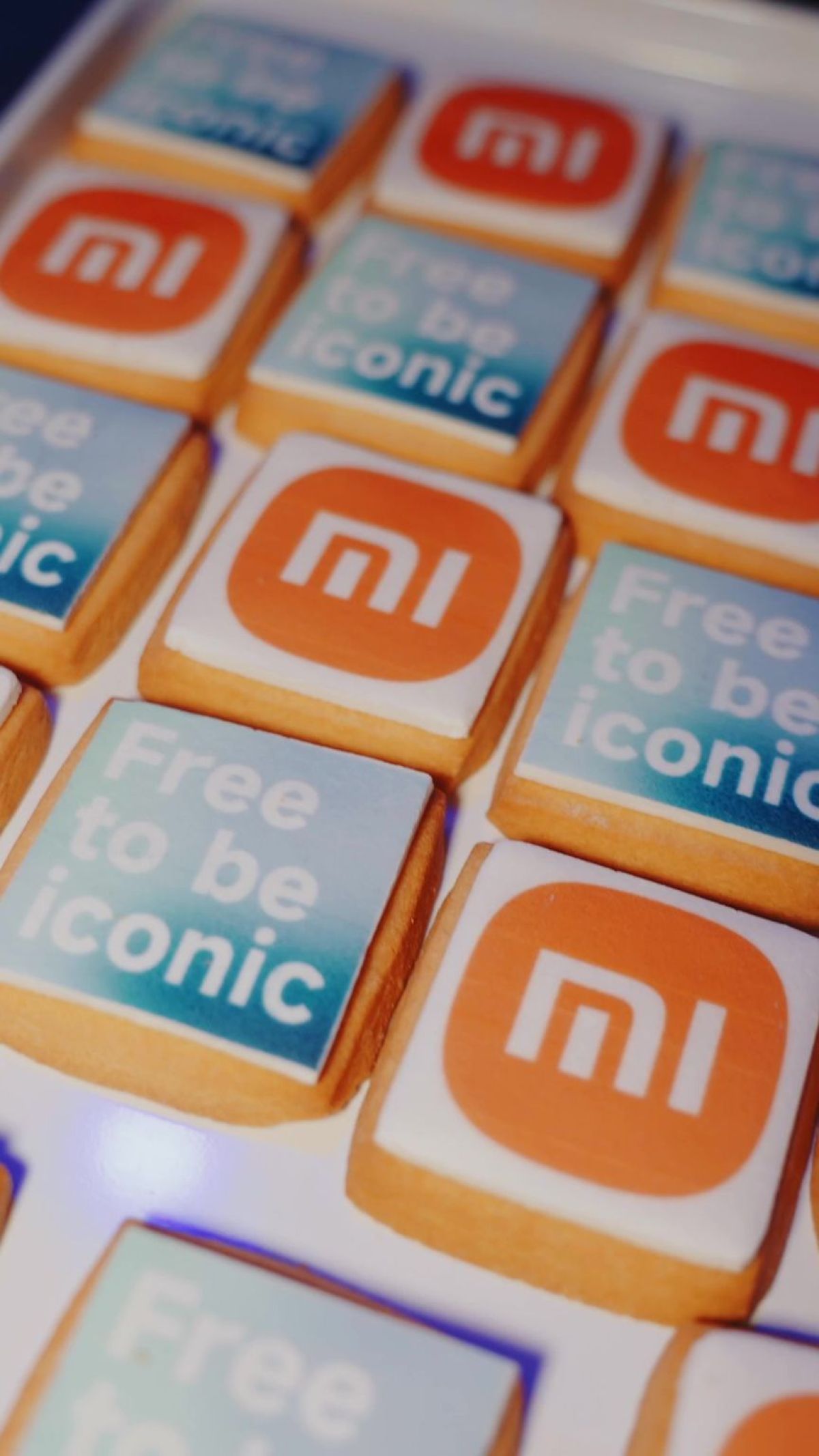 Vassoio di Food Gadget tartine salate con logo al cocktail di Zeta Eventi per la presentazione di Xiaomi Redmi Note 14