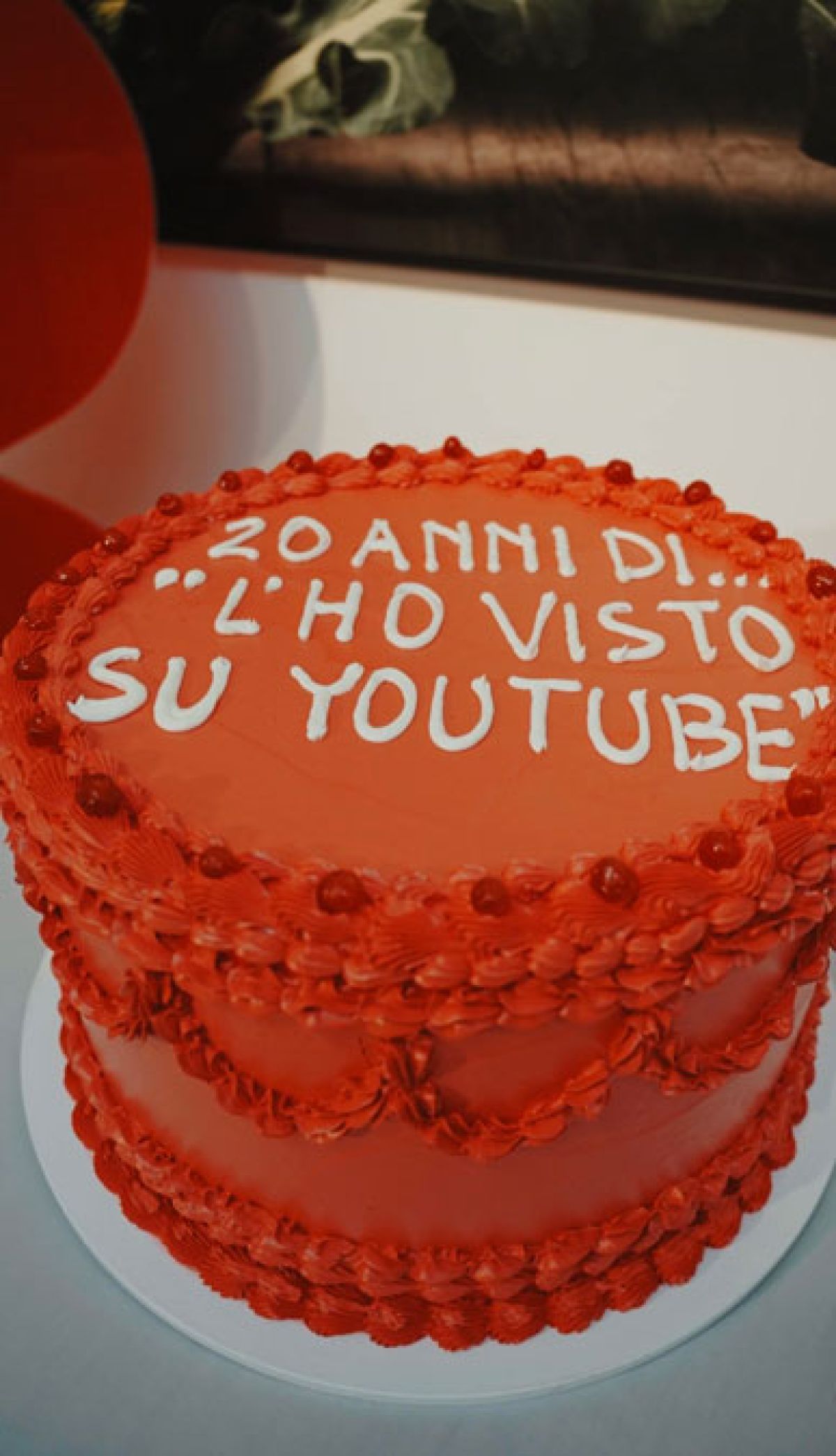 Torta cerimonia rossa con scritta per festa 20 anni di l'ho visto su YouTube Zeta Eventi Milano