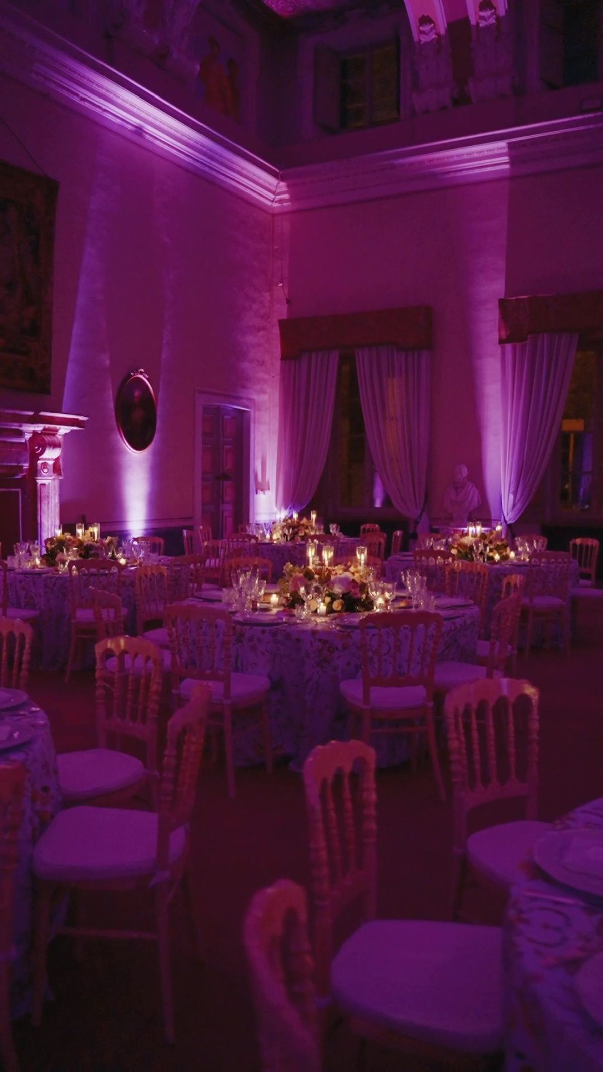 Sala cena matrimonio a Chignolo Po illuminata di fucsia da light designer Zeta Eventi Milano