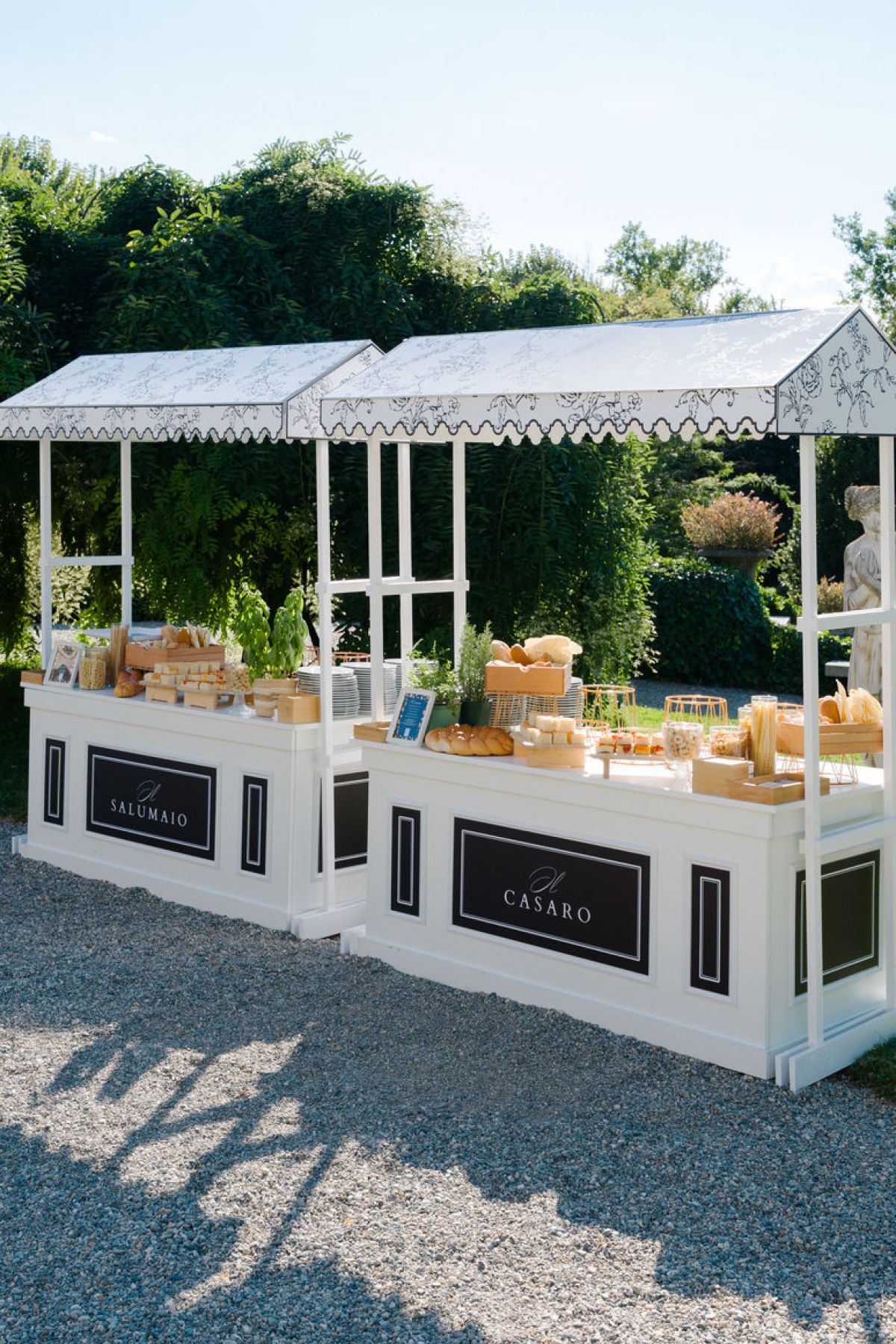 Banconi a tema gastronomico per aperitivo all'aperto per Wedding a Villa Cimena Asti allestita da Zeta Eventi Milano