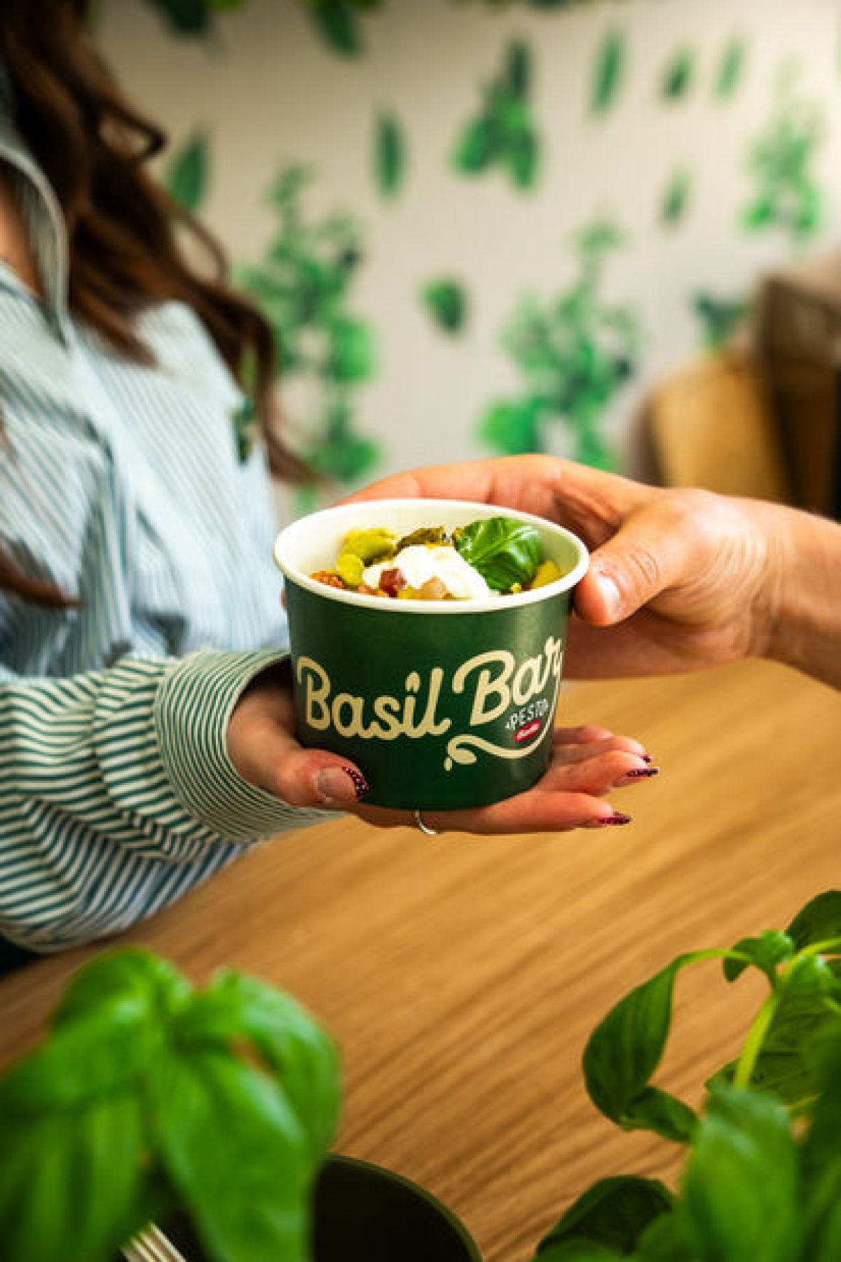 Bowl logo Basil Bar per pranzo con esclusiva pasta mista crema di fave stracciatella di bufala Pesto genovese Barilla a Napoli su un'idea Zeta Eventi Milano