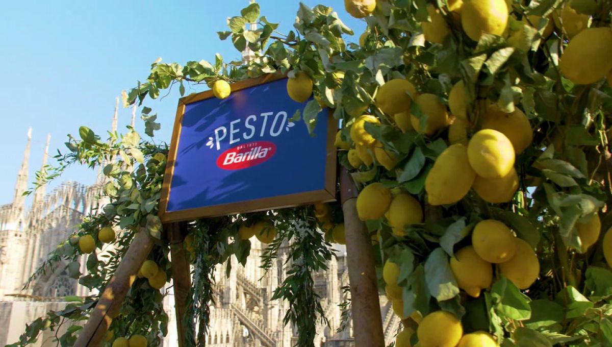 Barilla Limonaia Urbana allestimento in terrazza con basilico e limoni vista Duomo