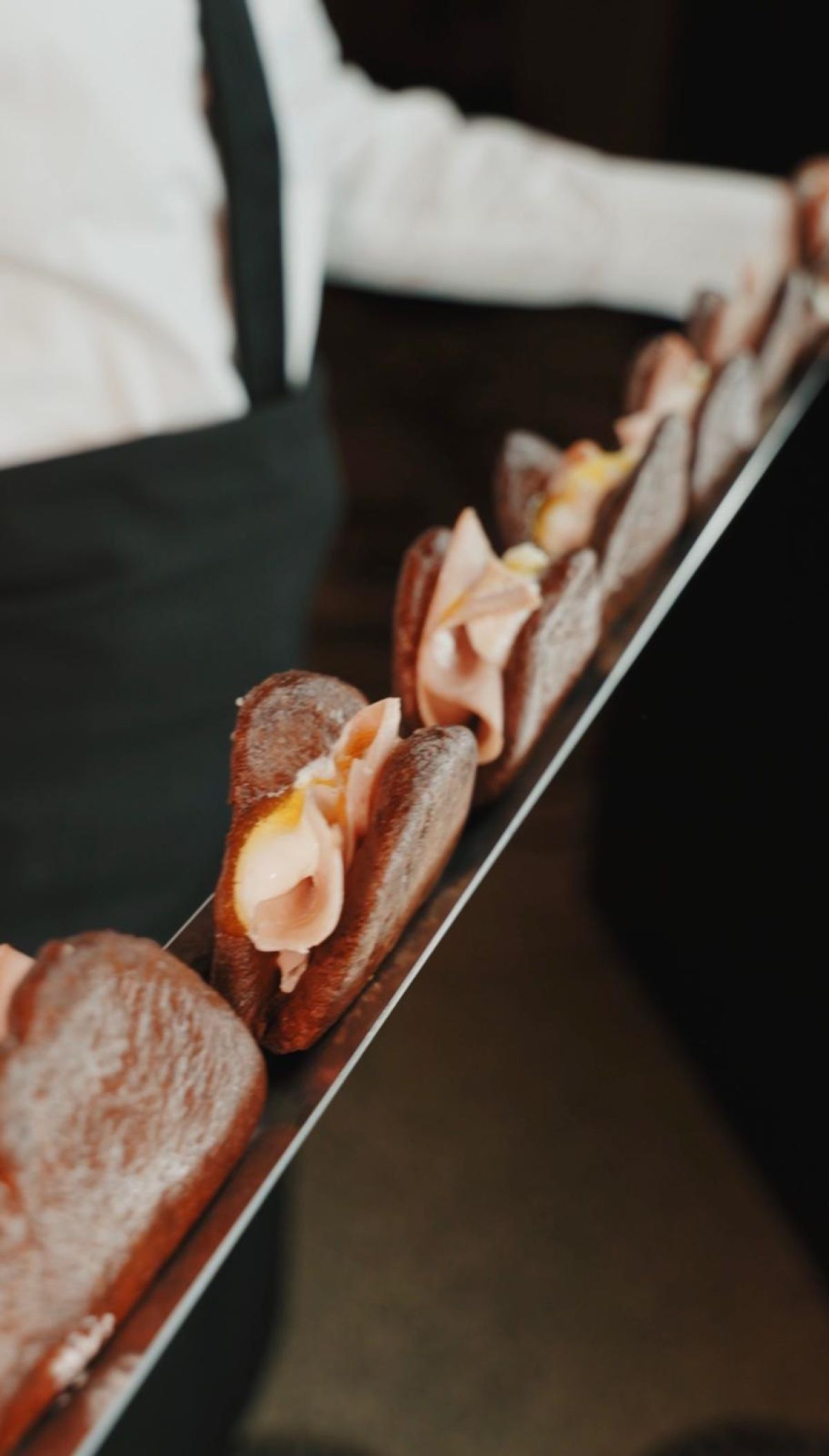 Cameriere serve bao bun al cocktail in Galleria Meravigli Milano