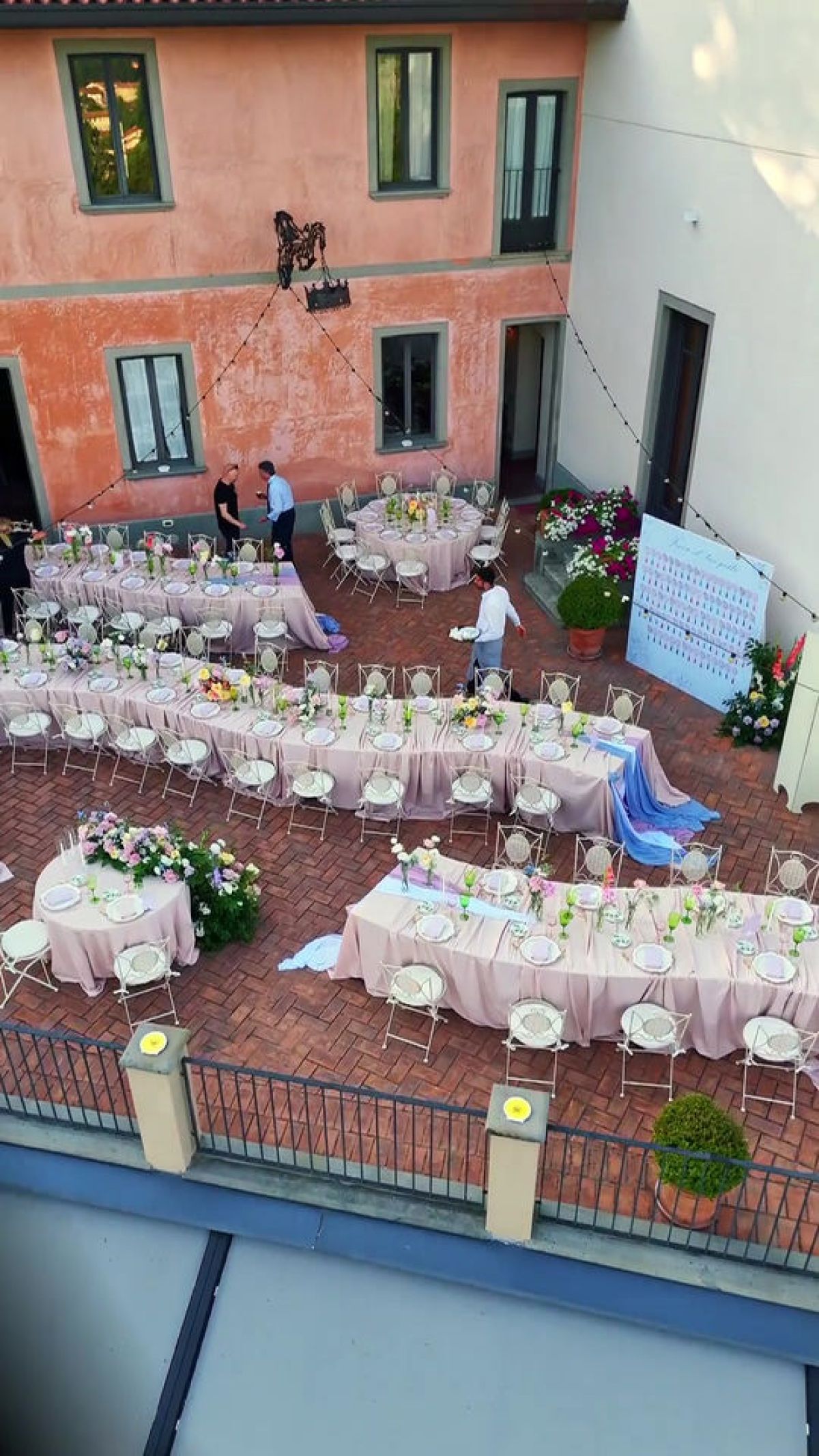 Mise en place toni pastello con drappeggi a fondo tavola per dinner placè  in terrazza di Zeta Eventi Milano per matrimonio a Villa Calchi Merate Lecco