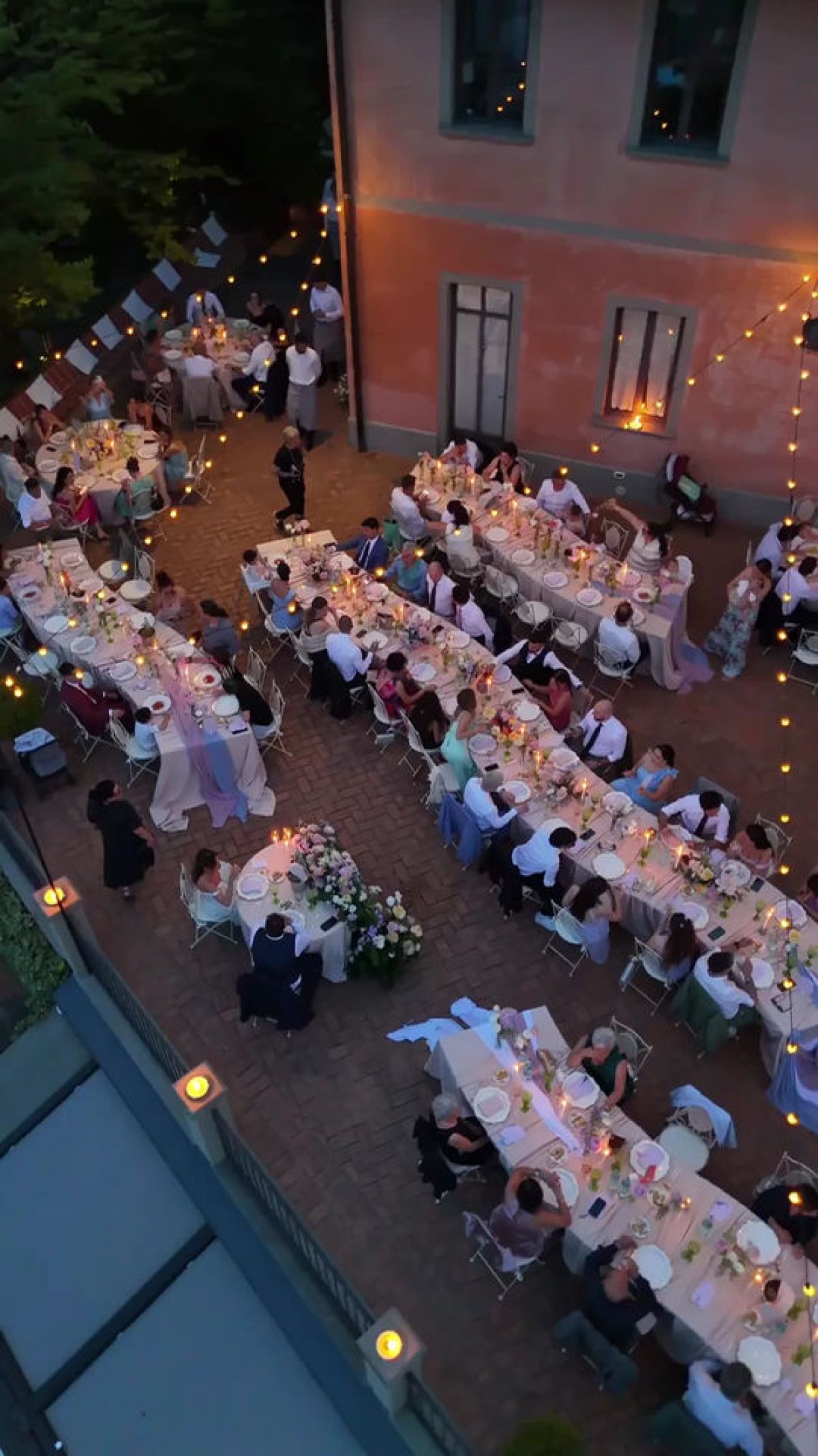 Ospiti a cena di sera in terrazza per matrimonio a Villa Calchi Merate Lecco organizzato da Zeta Eventi Milano