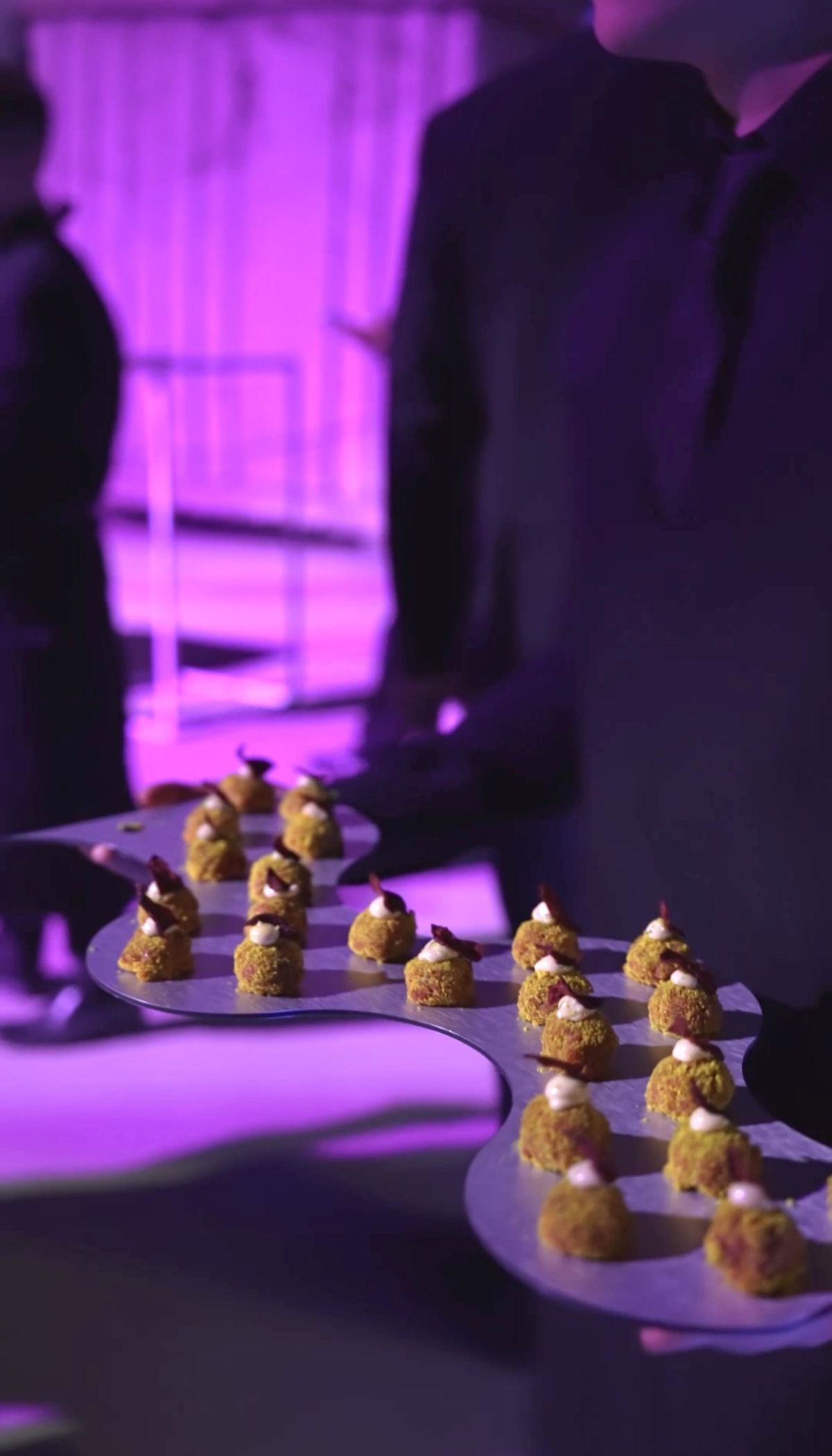 Lista open Bar con dettagli argento e cemento per cena gala di Zeta Eventi Milano