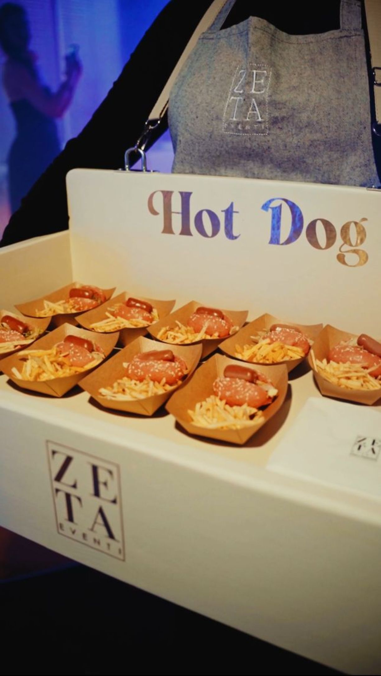 Banchetto portatile per servizio mini hotdog con scritta oro e logo Zeta Eventi