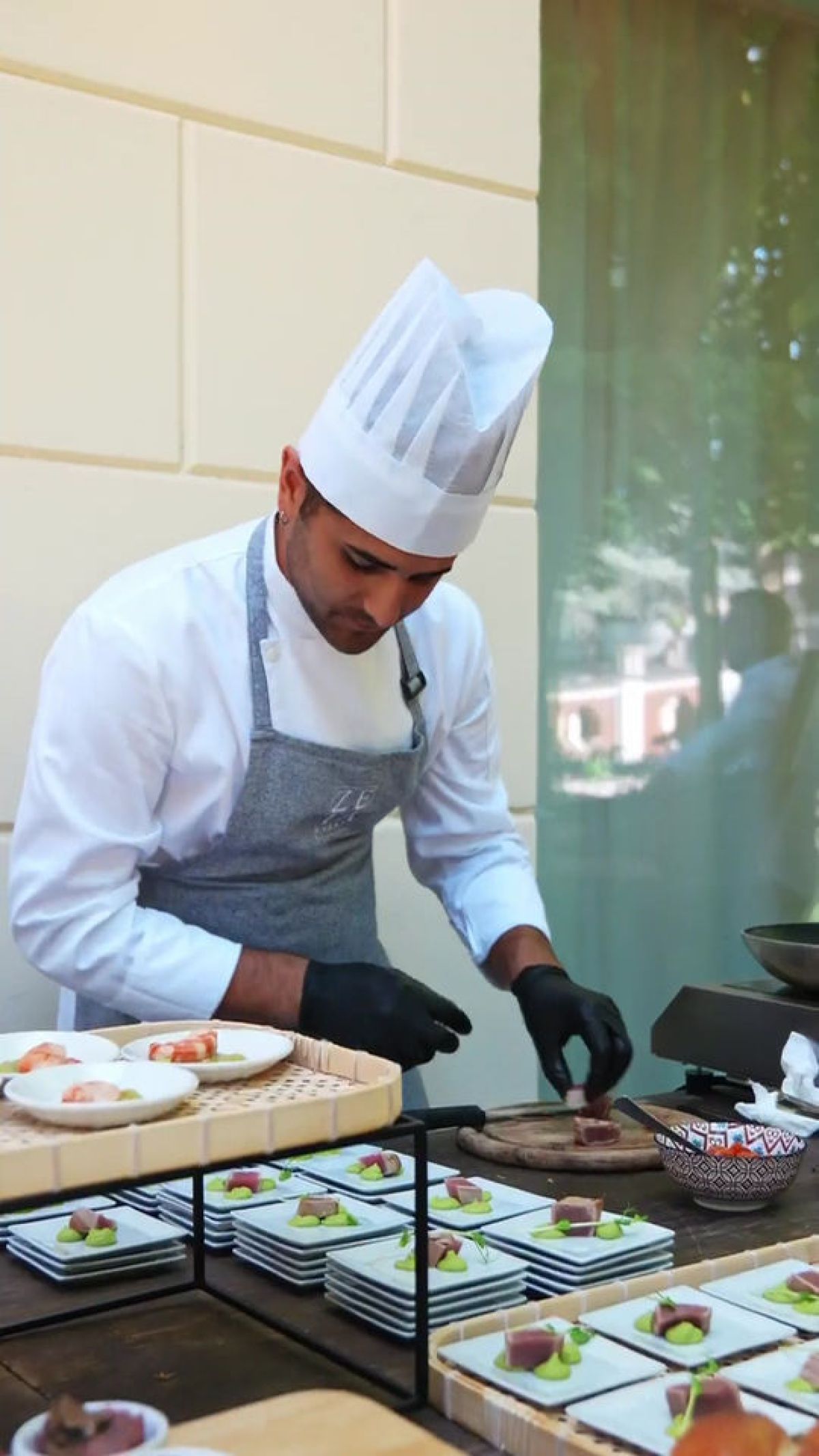 Chef del catering prepara finger food per aperitivo a passaggio per wedding di Zeta Eventi Milano