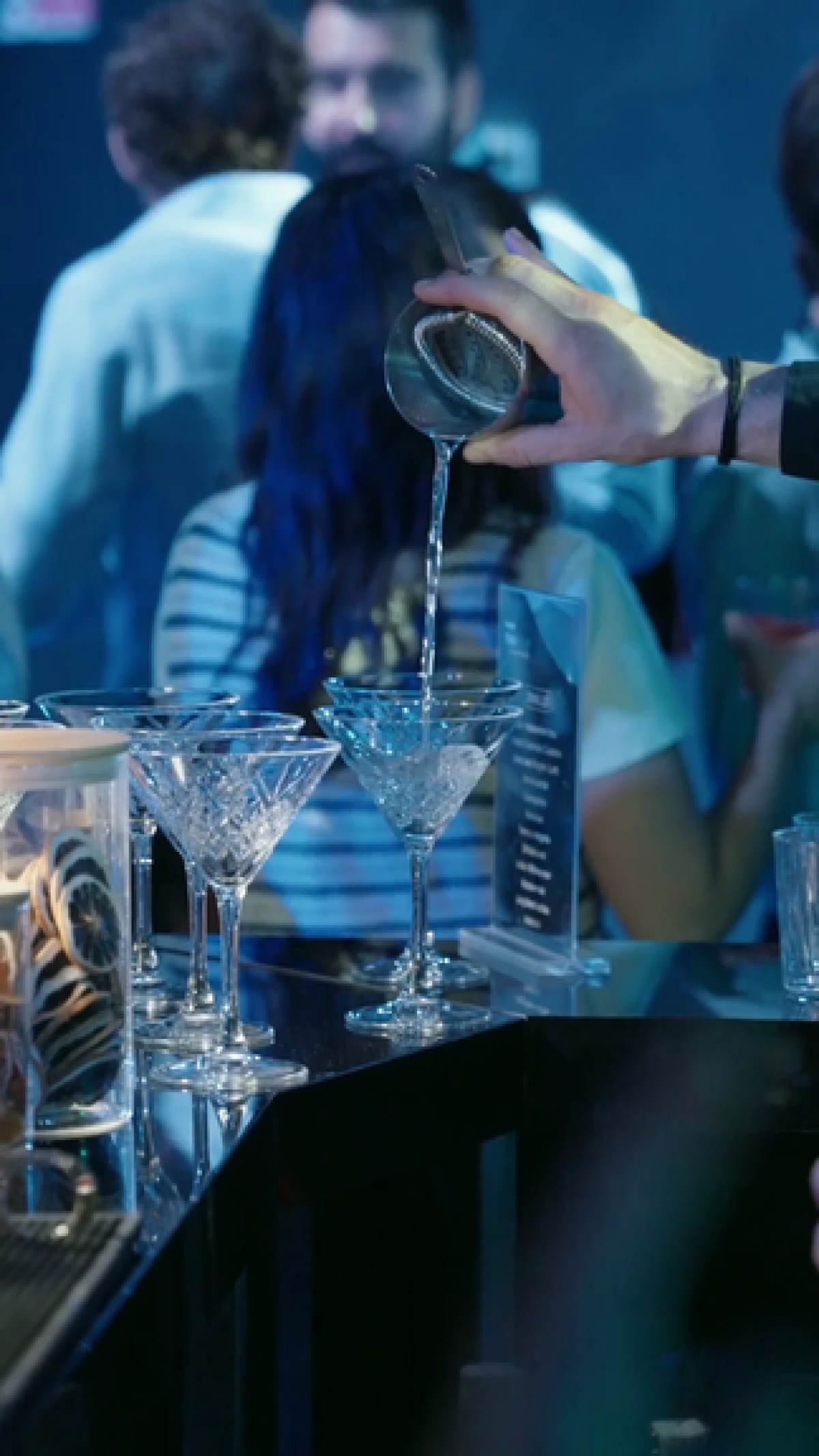 Un barman di Zeta Eventi prepara un cocktail al Google Think Future 2025 Milano