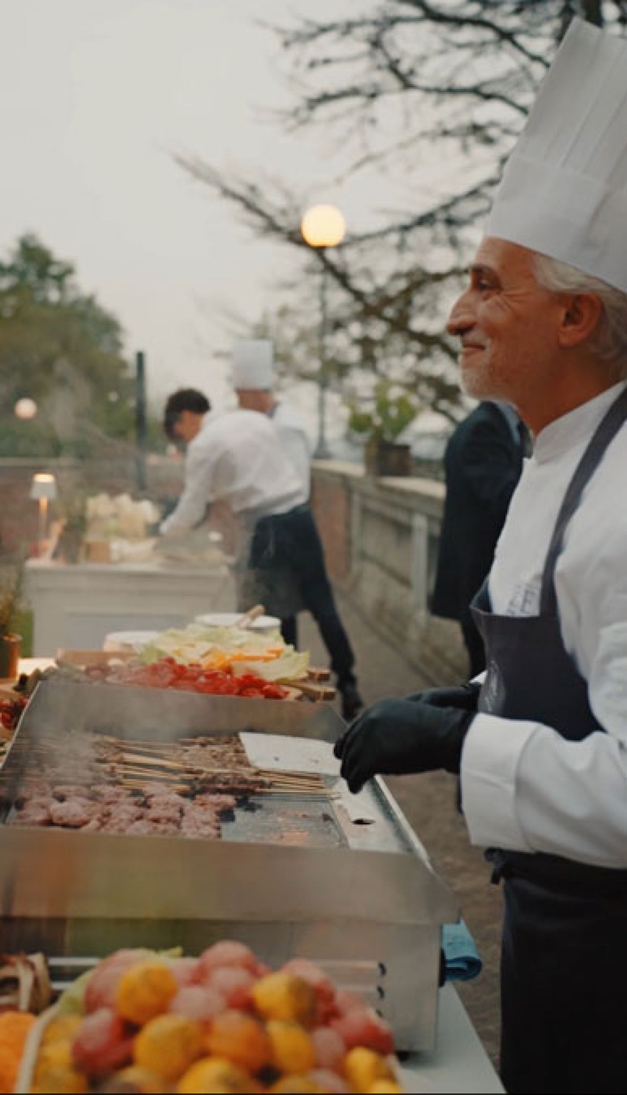 Show cooking per l'aperitivo di matrimonio: chef al banco arrosticini e chef al banco pizza fritta