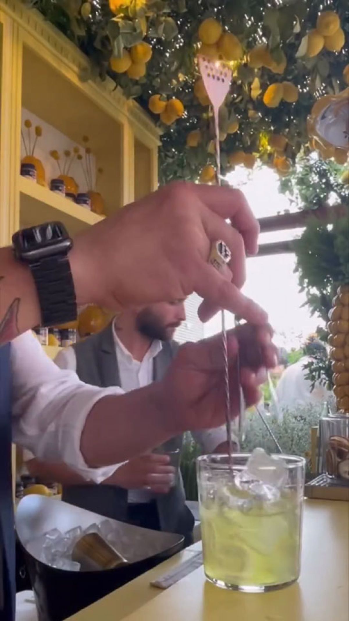 Barman prepara cocktail Barilla Limonaia Urbana Zeta Eventi Milano