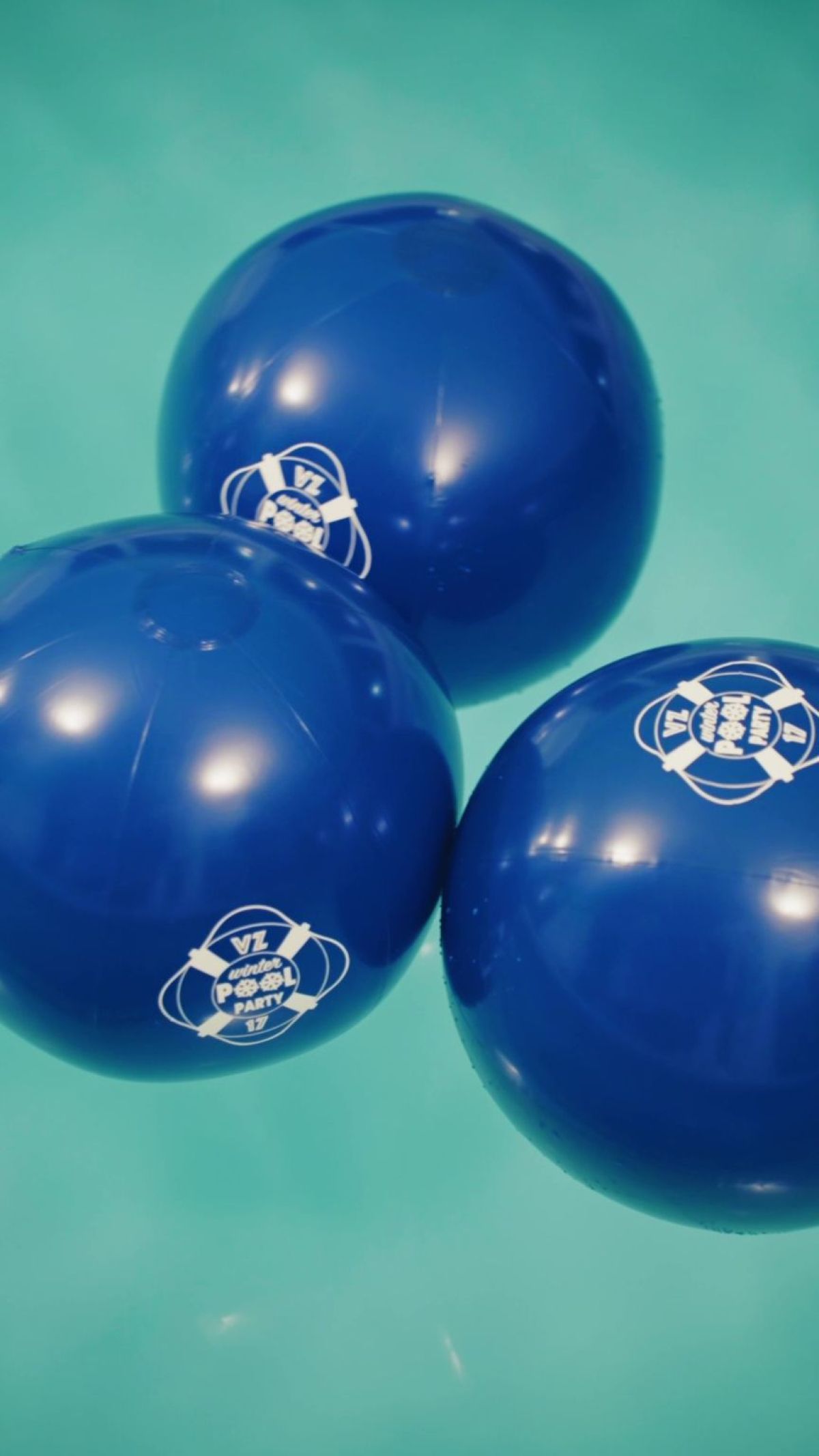 Palloni e altri giochi nella piscina coperta in villa privata per festa di compleanno