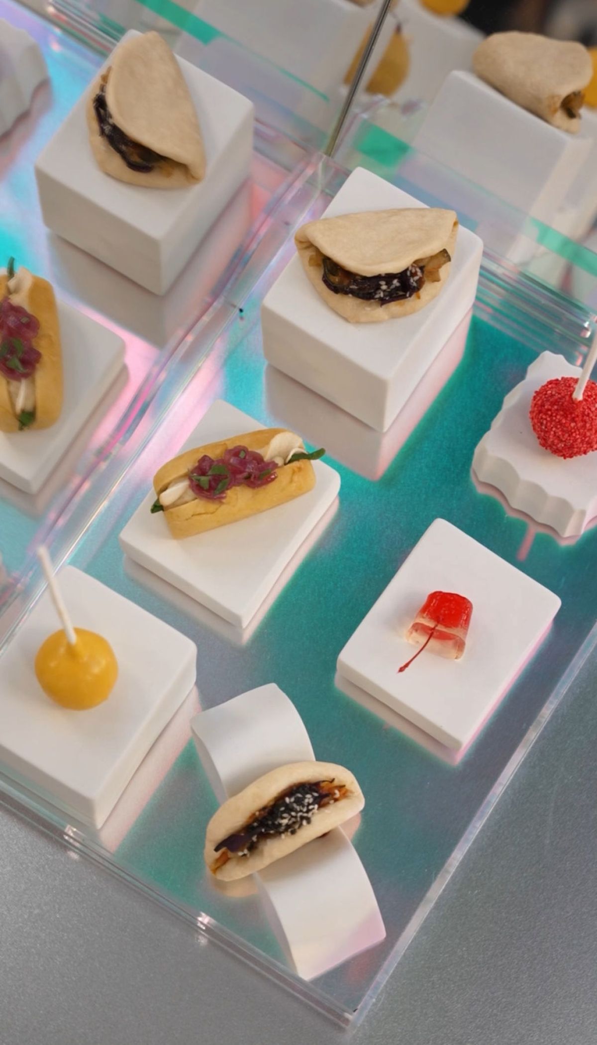 Tavola su specchio di food gadget con bao e pop cake personalizzati per Samsung da Zeta Eventi Milano
