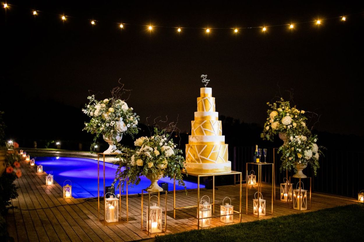 Wedding cake moderna  oro con disegni geometrici bianchi
