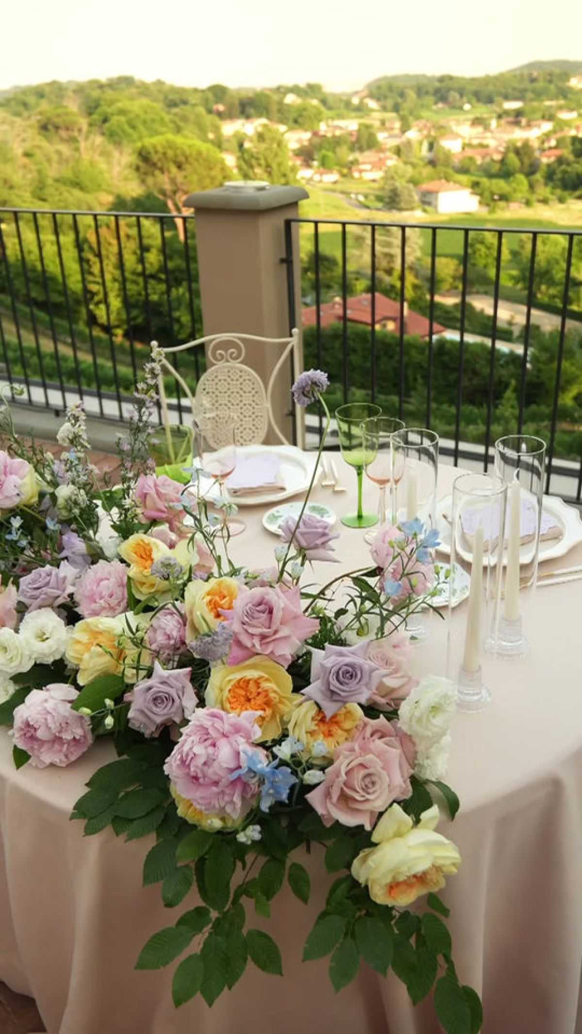 Mise en place tavola sposi con composizione floreale personalizzata di Zeta Eventi Milano per matrimonio a Villa Calchi Merate Lecco