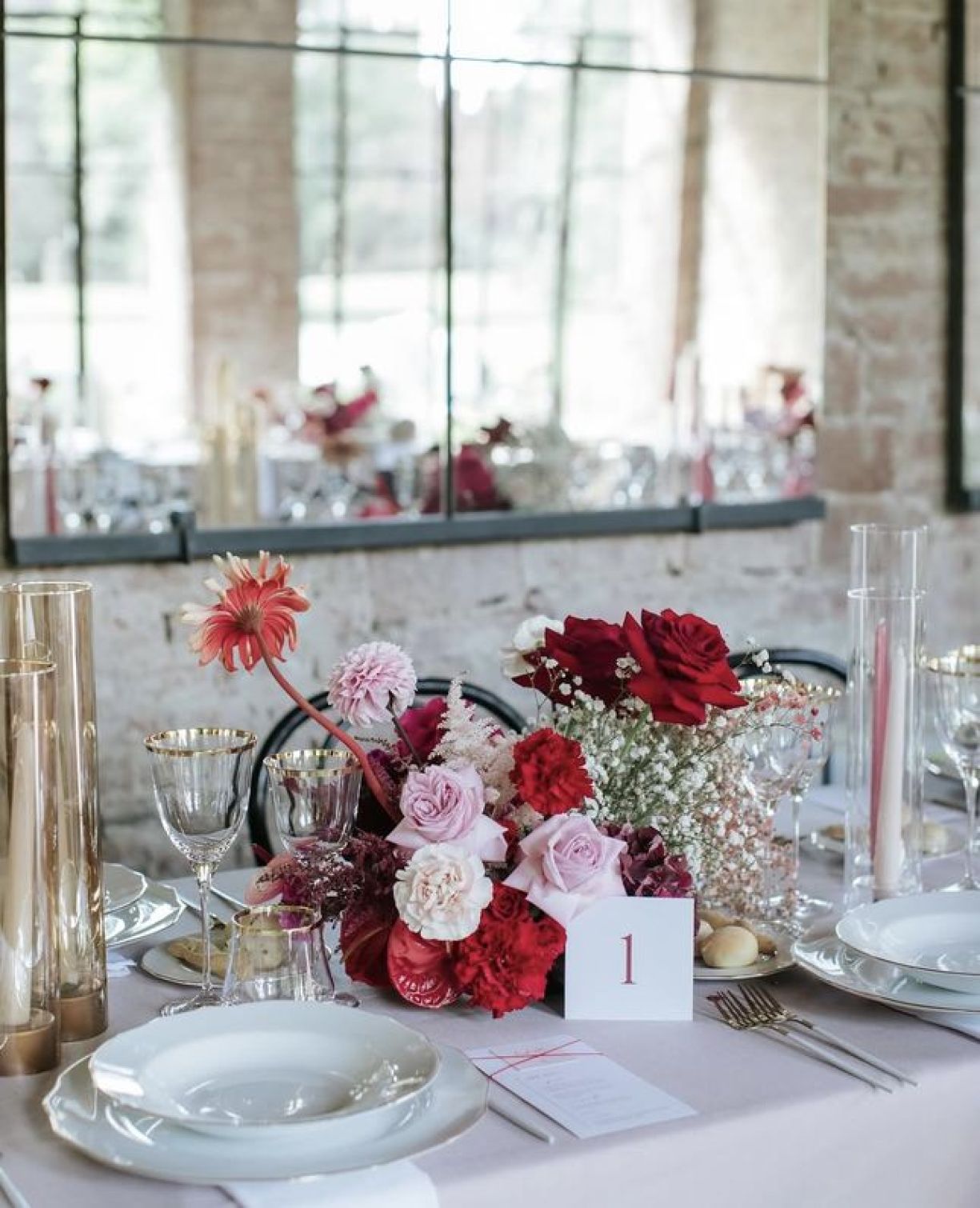 Mise en place e composizione floreale rosa, rosso, viola in tavola per matrimonio al Castello di Piovera di Zeta Eventi Milano