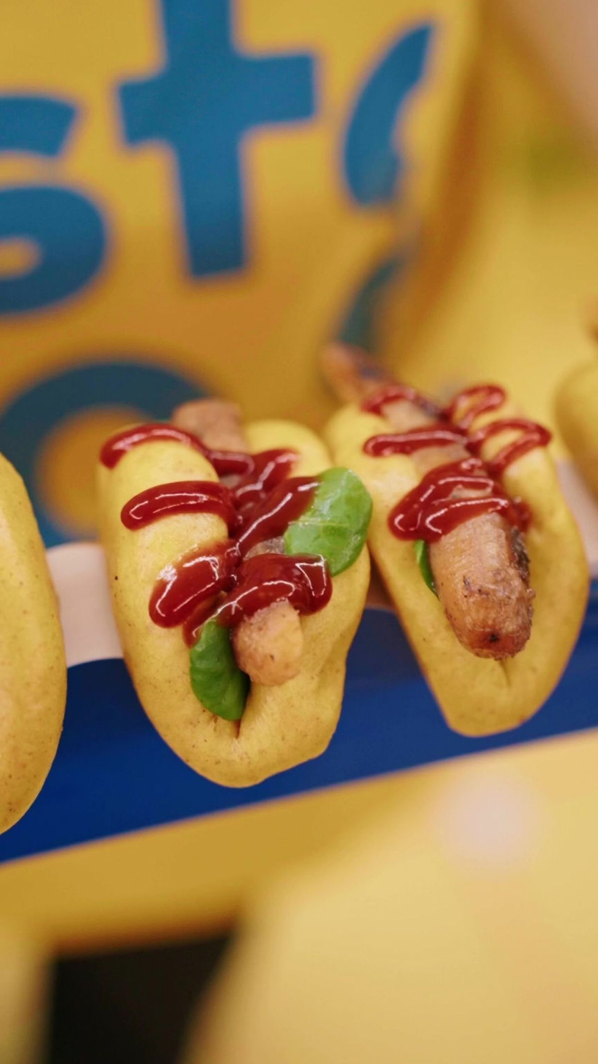 Mini bao gialli preparati come hot dog al cocktail per il press day Pop by Nature di Chiquita a Milano allestito da Zeta Eventi