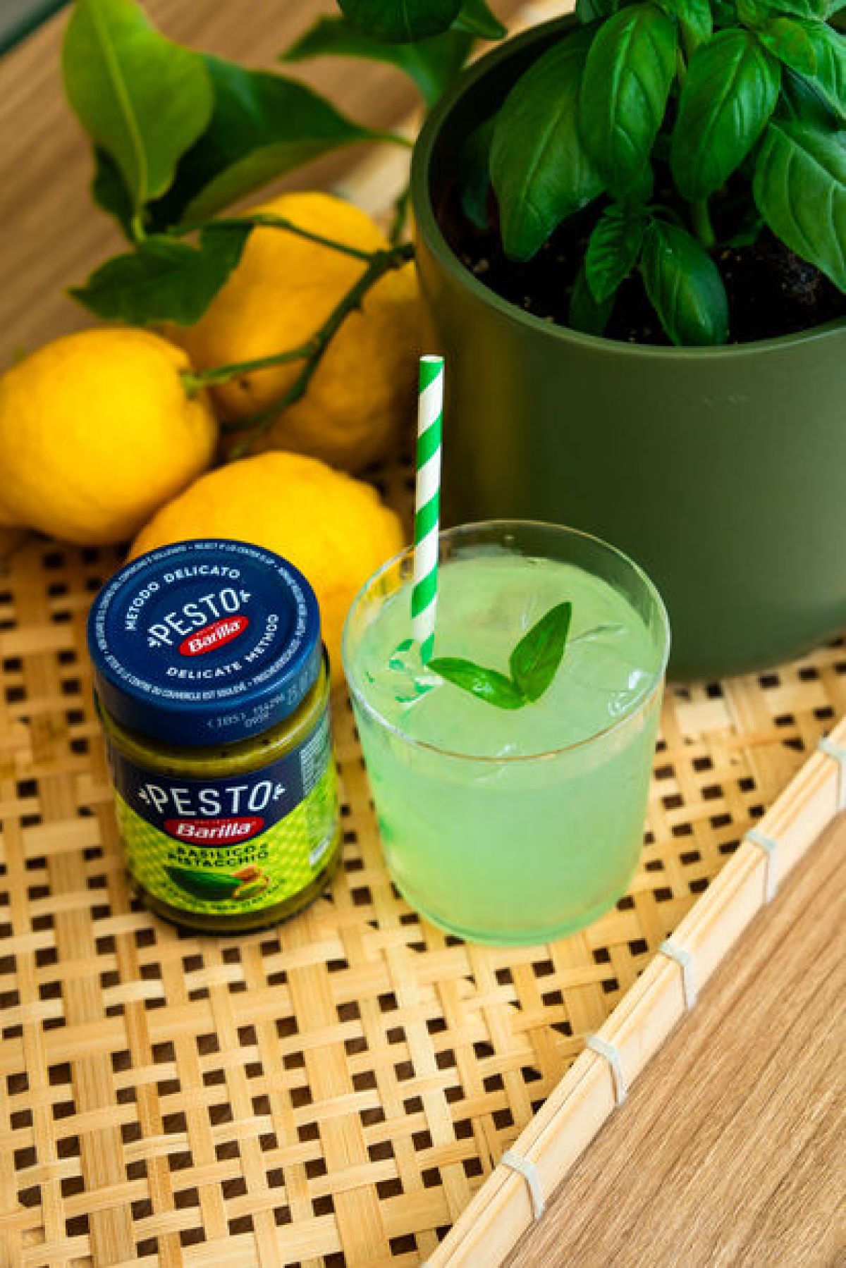 Open Bar con gin tonic al basilico per il cocktail al Basil Bar Pesto Barilla tour di Napoli creato Zeta Eventi Milano