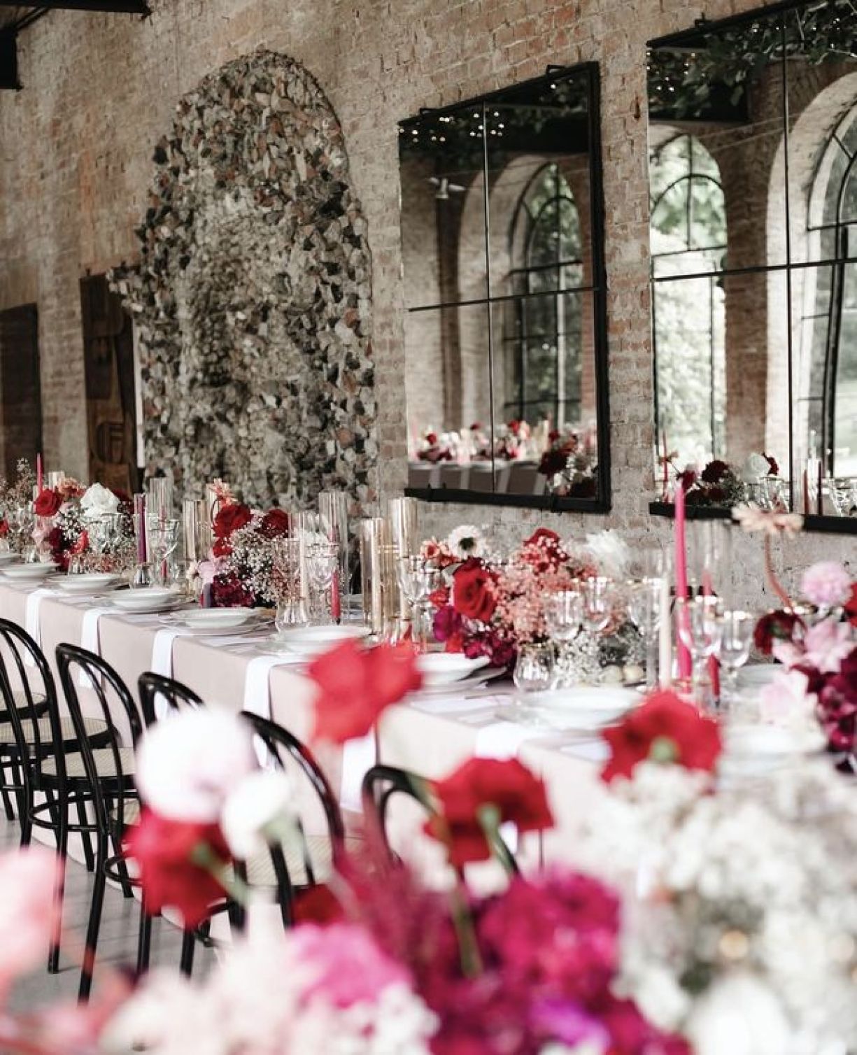 Tavola per matrimonio con varie tonalità di rosa e fucsia al Castello di Piovera da Zeta Eventi Milano