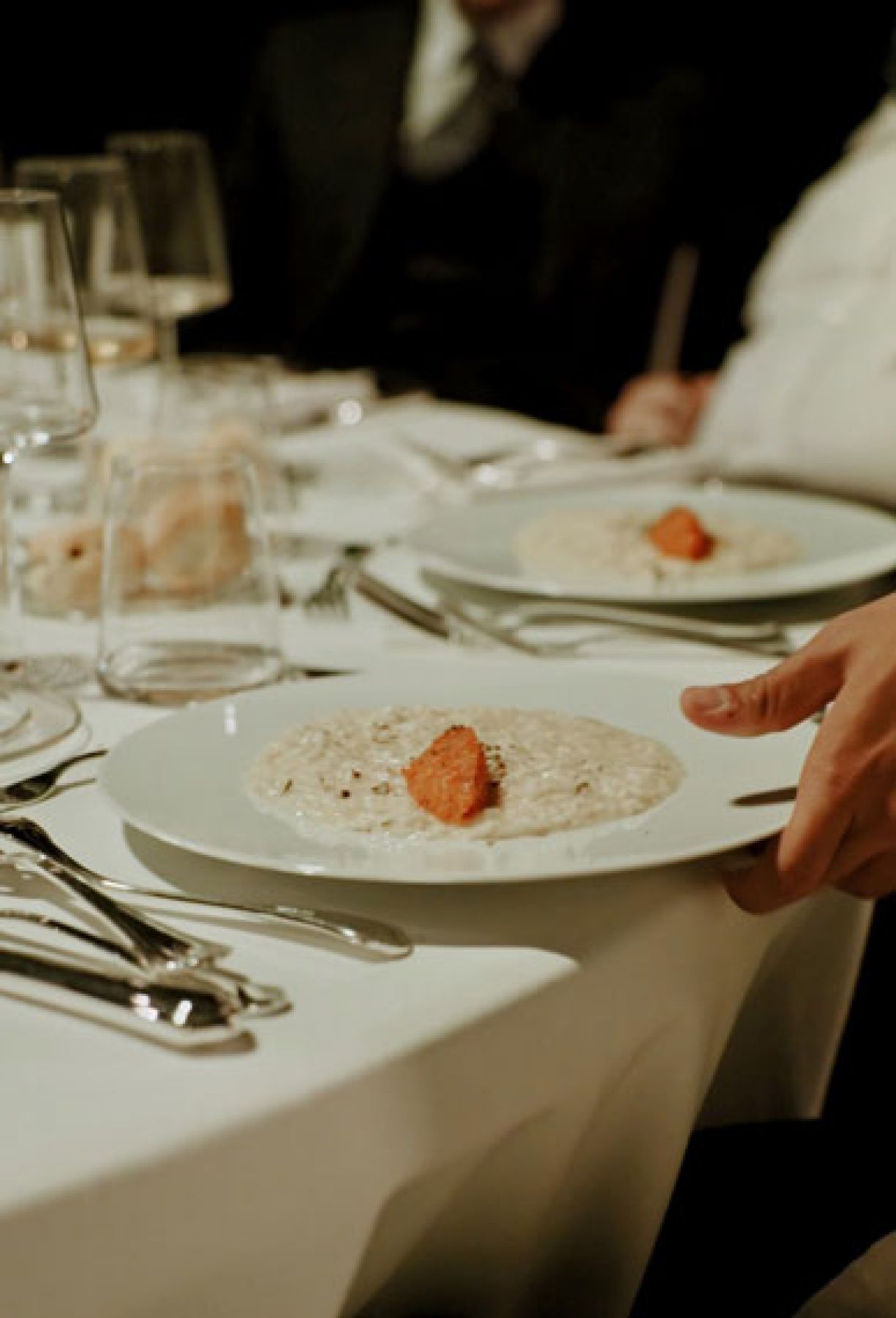 Piatto di risotto servizo da un cameriere a un dinner placè formale di Zeta Eventi Milano