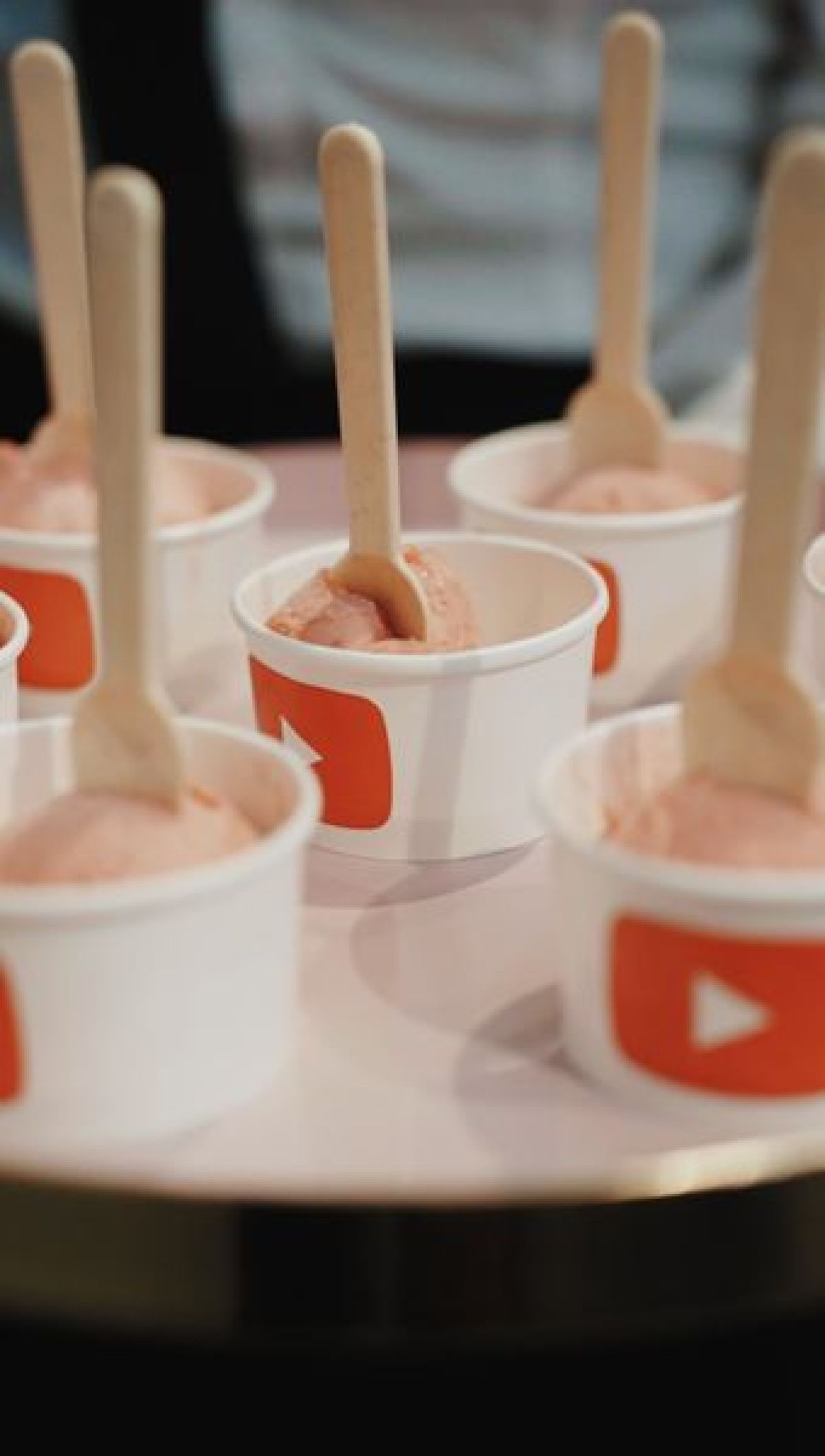 Cameriere serve gelato  in coppette con logo azienda per festa 20 anni di l'ho visto su YouTube Zeta Eventi Milano