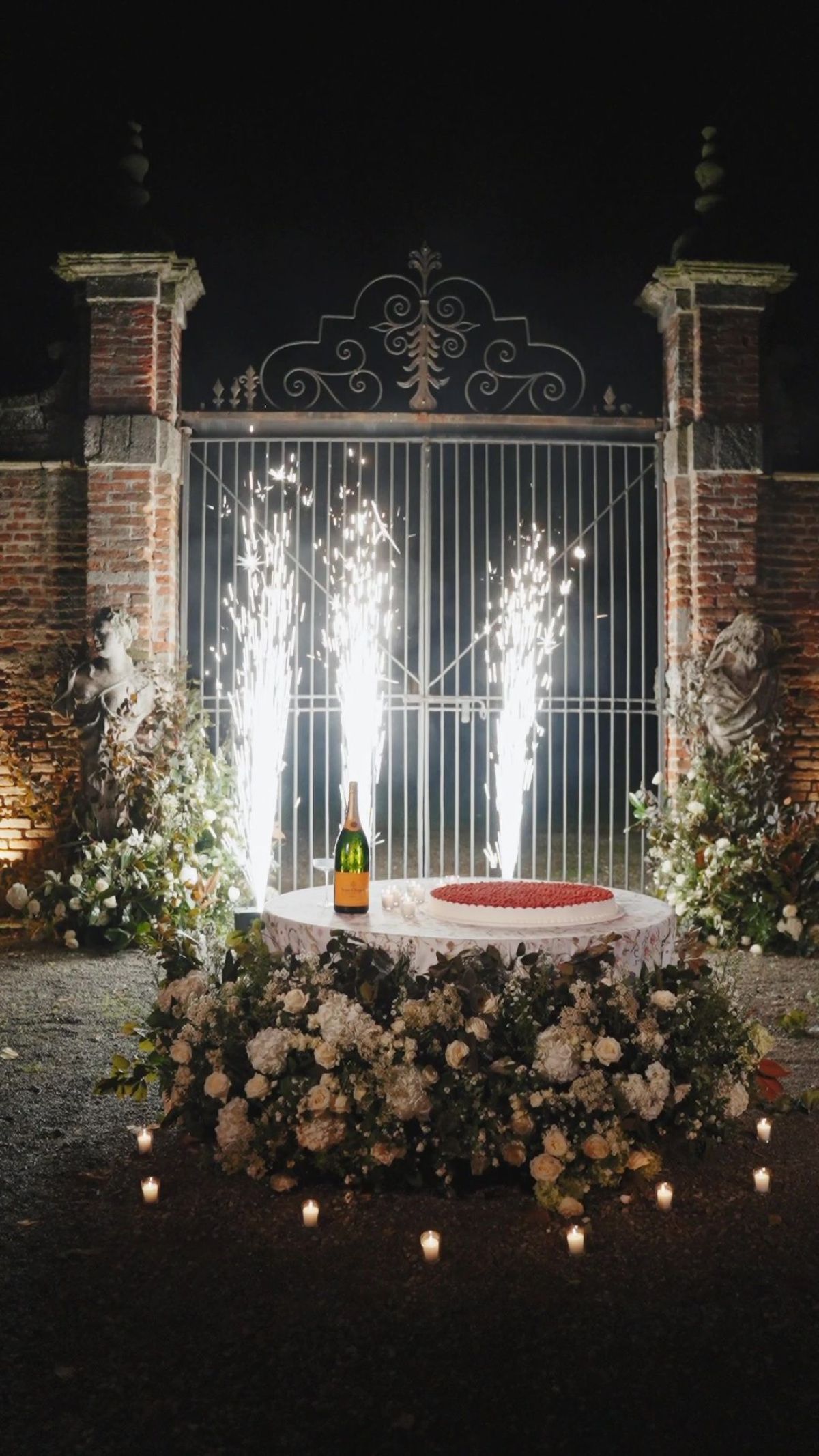 Tavola serale per wedding cake con fiori e candele alla cena matrimonio a Chignolo Po Zeta Eventi Milano