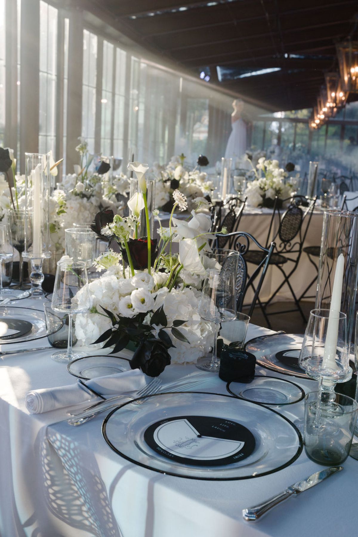 Sala dinner e mise en place bianca e nera per Wedding a Villa Cimena Asti allestita da Zeta Eventi Milano