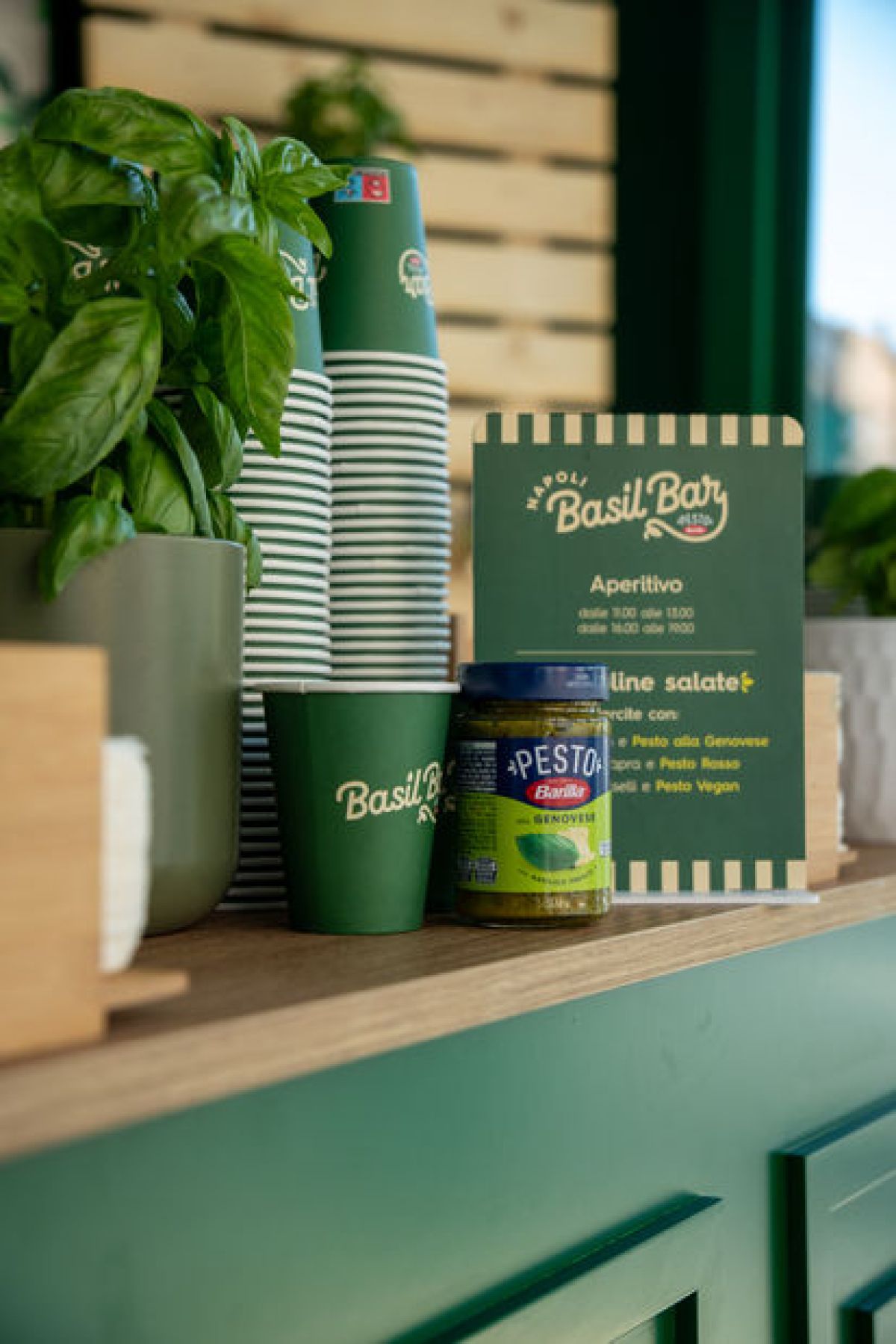 Contenitori food, divise e menu personalizzati con logo Basil Bar per Open day Pesto Barilla tour a Napoli da Zeta Eventi Milano
