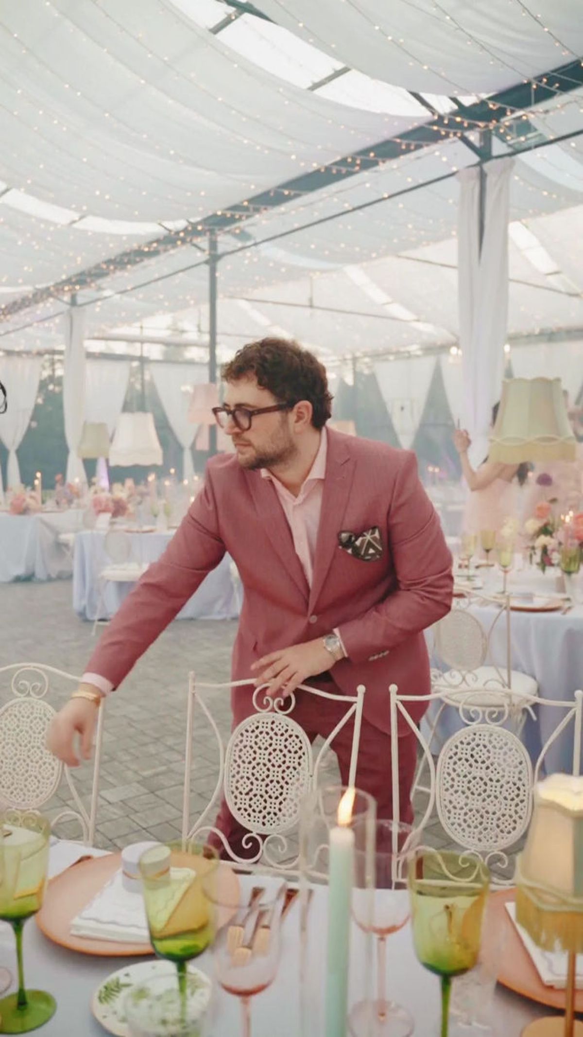 Valerio Zorloni ceo di Zeta Eventi Milano controlla sala dinner per wedding a Giardini Pergola Alessandria
